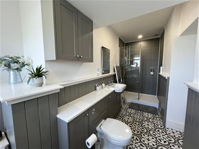 EN-SUITE BATHROOM